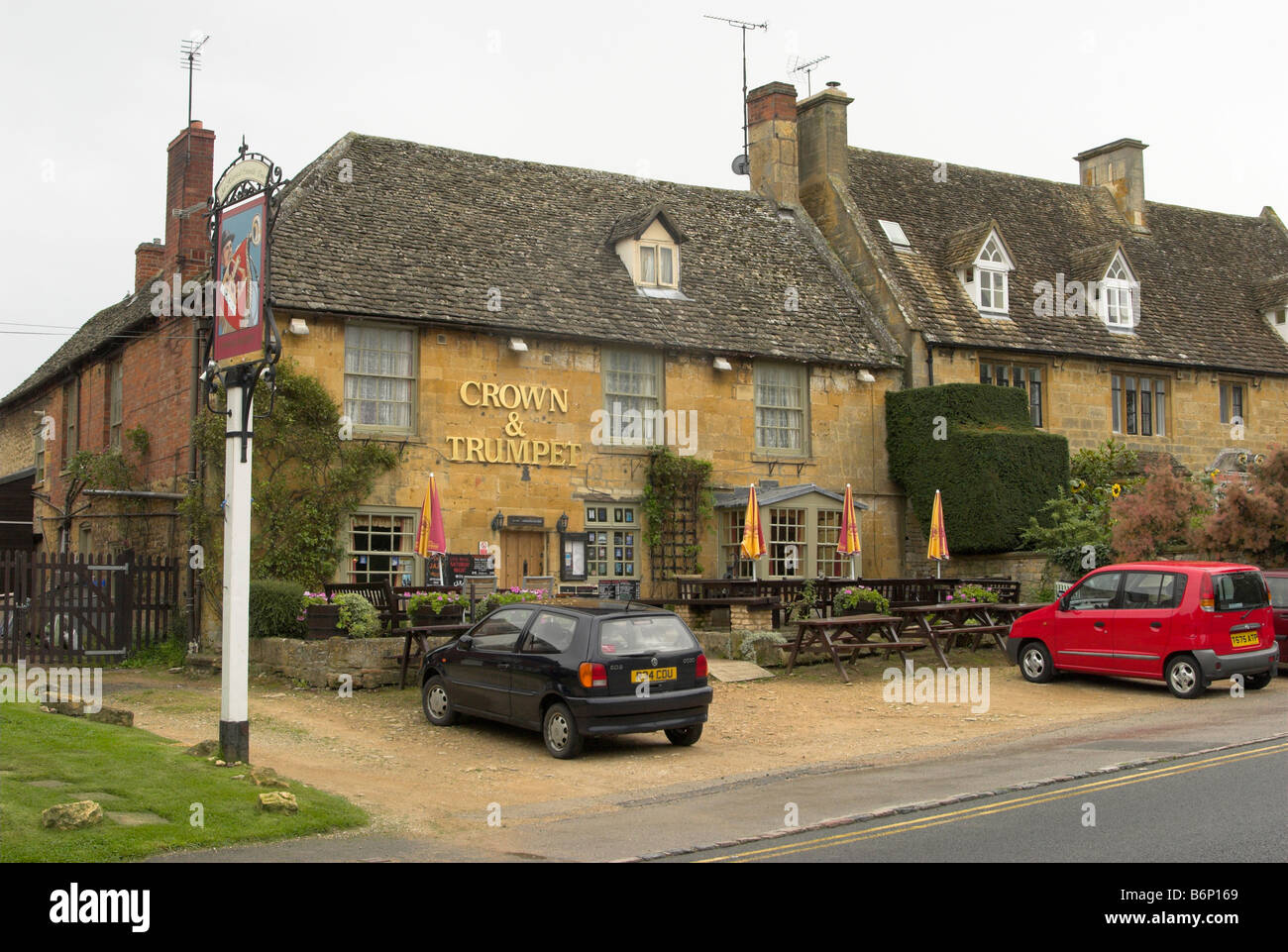 Das 17. Jahrhundert Krone und Trompete Public House in der malerischen Cotswolds Dorf von Broadway in Worcestershire. Stockfoto