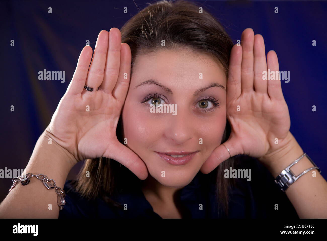 Junge Frau, die Hand in Hand auf Stirnseiten Stockfoto