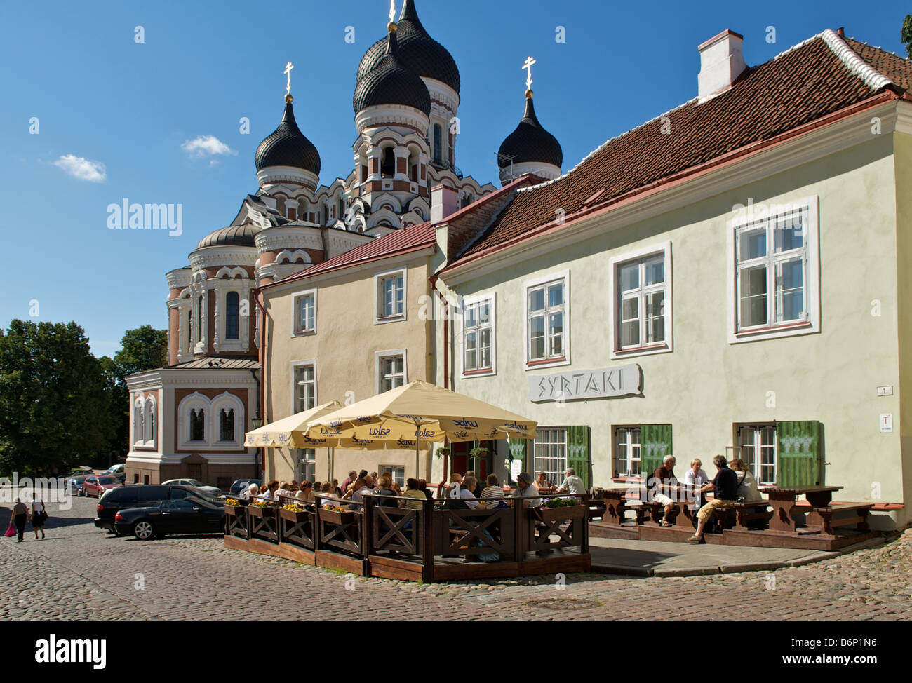 Menschen, die genießen, Essen in einem Restaurant außerhalb an einem Sommertag mit Alexander-Newski-Kirche im Hintergrund Tallinn Estland Stockfoto