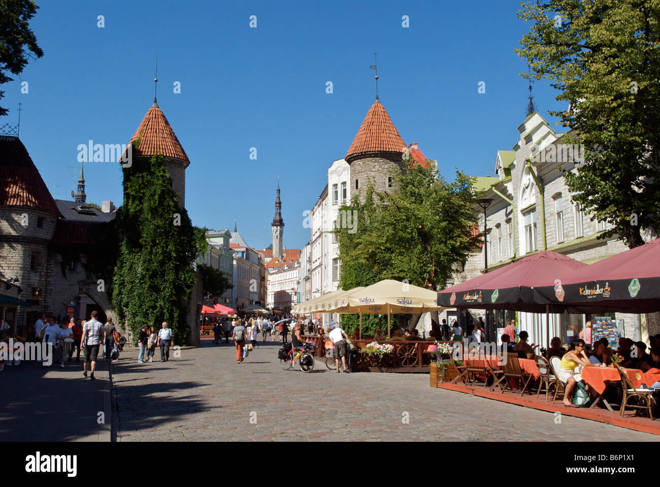 Fußgängerzone Straßenszene im Sommer niedriger Tallinn Estland Stockfoto