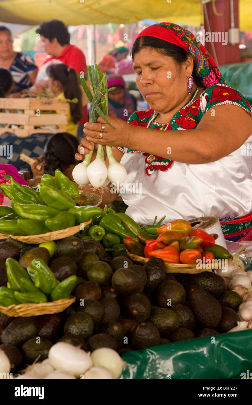 Tlacolula, Oaxaca, Mexiko. Zapoteken indische Gemüsehändler, Tlacolula Market. Stockfoto
