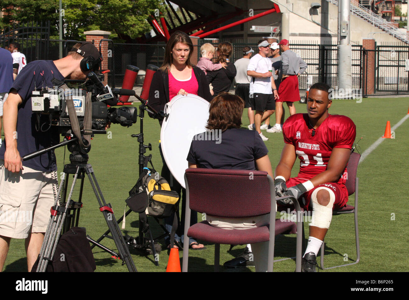 TV-Reporter interviewen einen Football-Spieler nach dem Training. Stockfoto
