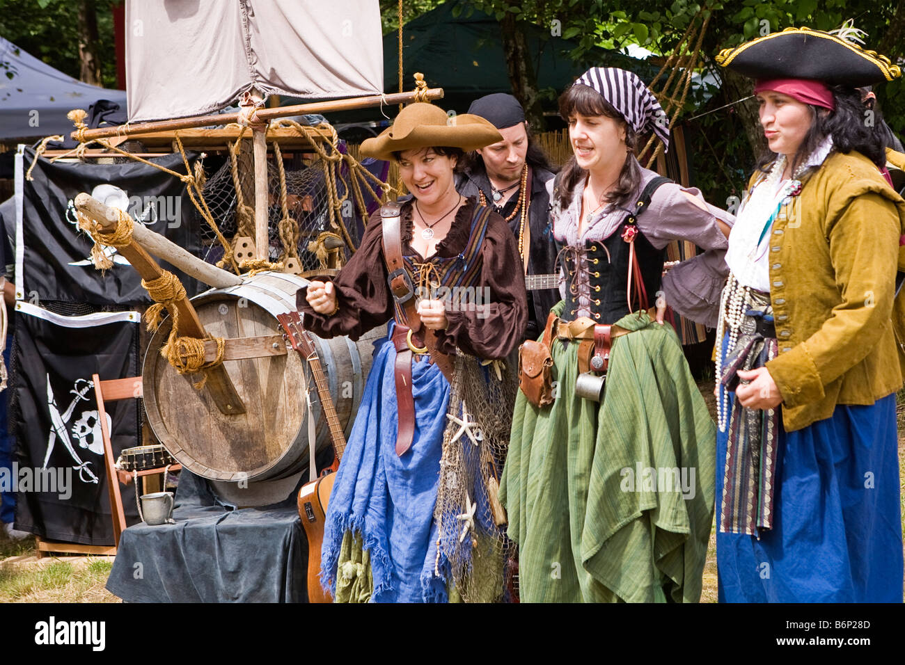 Bild einer Gruppe von Frauen, die alle gekleidet in Piraten Kostüme, singen und spielen von Instrumenten auf eine Renaissance Fair Stockfoto