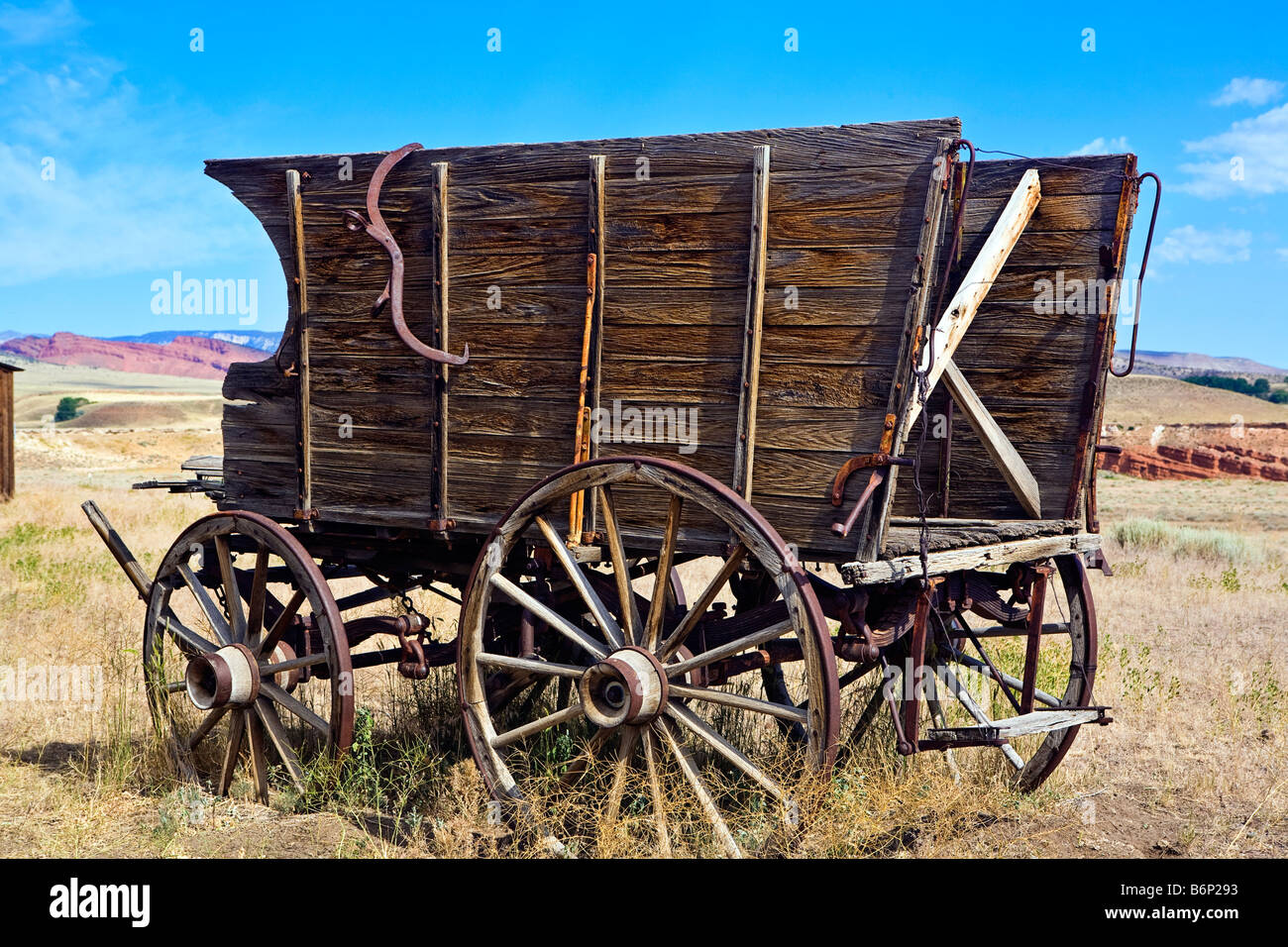 Bild von einer antiken Pferdewagen mit hohen Holzlatte Seiten auf dem Display an der Old Trail Town in Cody Wyoming Stockfoto