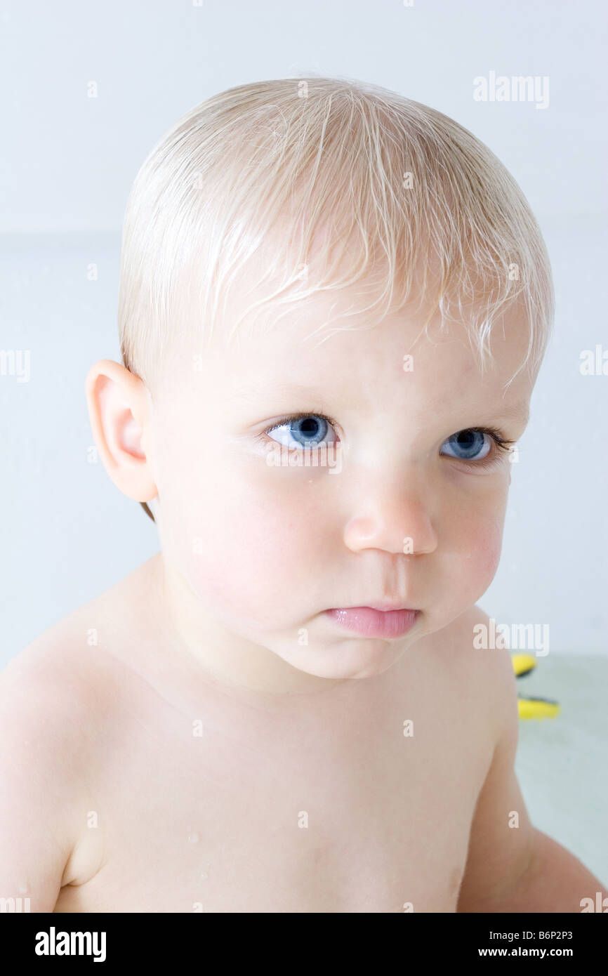 Baby in der Badewanne Stockfoto