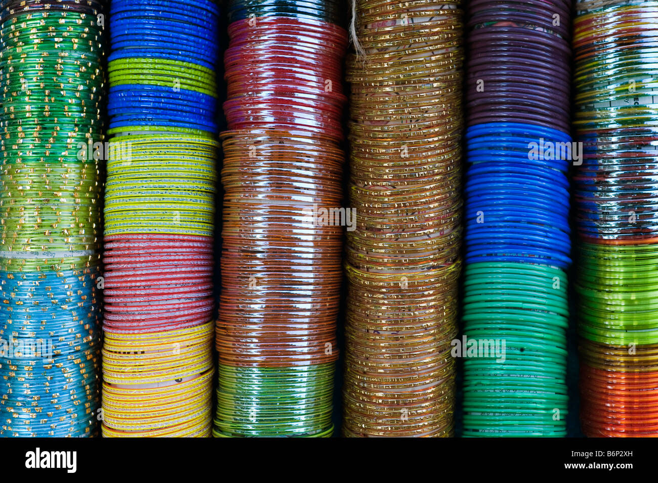 Farbigen indischen Damen Armreifen in Reihen auf einem Marktstand. Andhra Pradesh, Indien Stockfoto