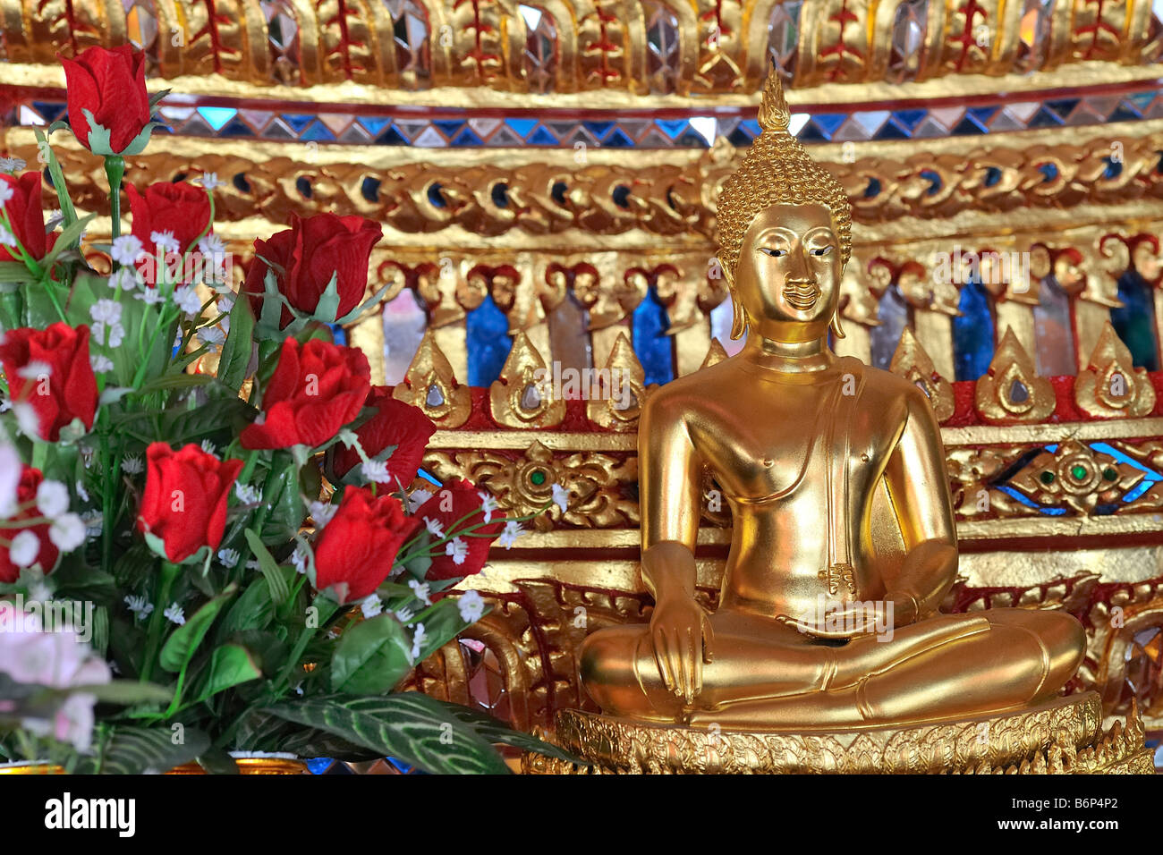 Buddha-Statue im buddhistischen Tempel in Bangkoks Chinatown, Thailand. Die Buddha-Bild ist in der Unterwerfung Mara-Position. Stockfoto