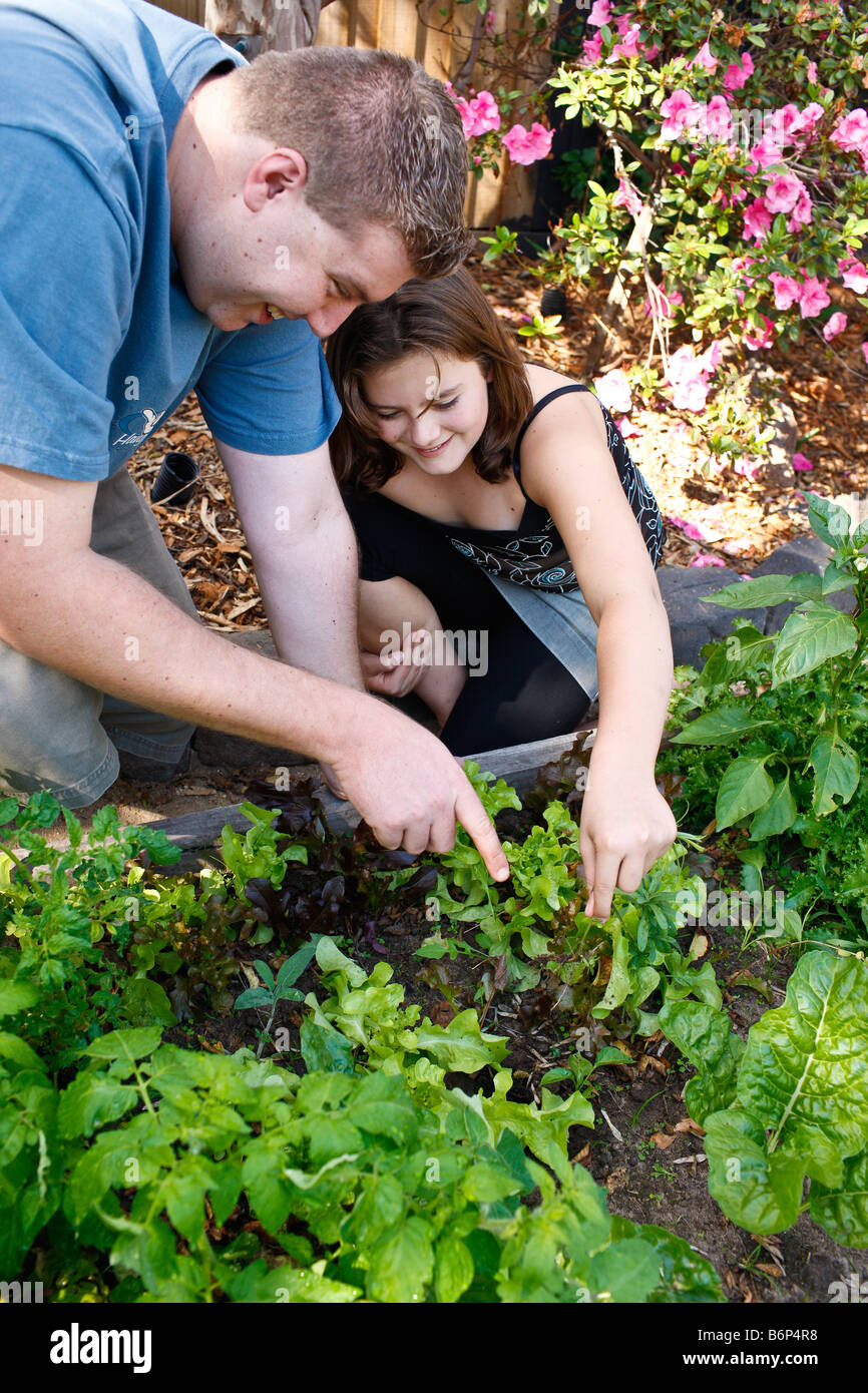 Ein stock Foto von einem jungen Mädchen-Abenteuer im Garten lernen, wie man ihre eigene Nahrung anbauen Stockfoto