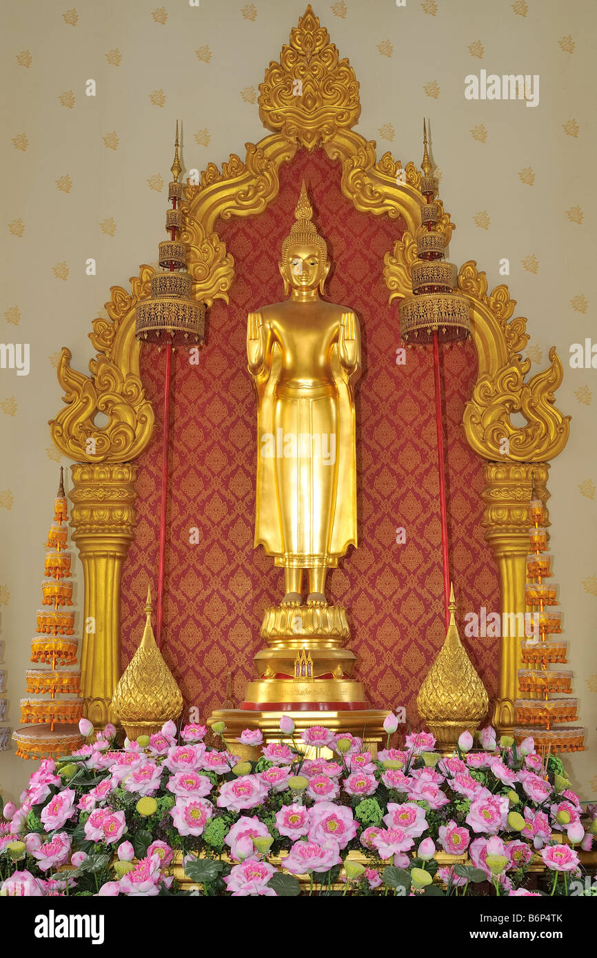 Stehende Buddha mit Lotusblume im Tempel Wat Yannawa, Bangkok, Thailand. Stockfoto