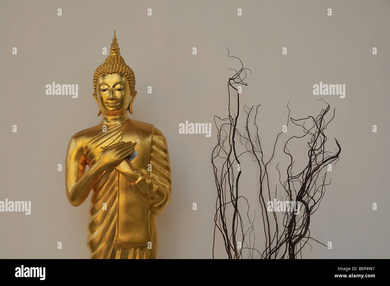 Stehende Buddha im Tempel Wat Yannawa, Bangkok, Thailand. Stockfoto