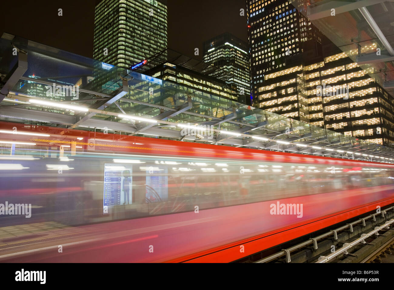 Banken- und Finanzsektor Hochbau in Canary Wharf in London UK aus der Docklands Light Railway Stockfoto