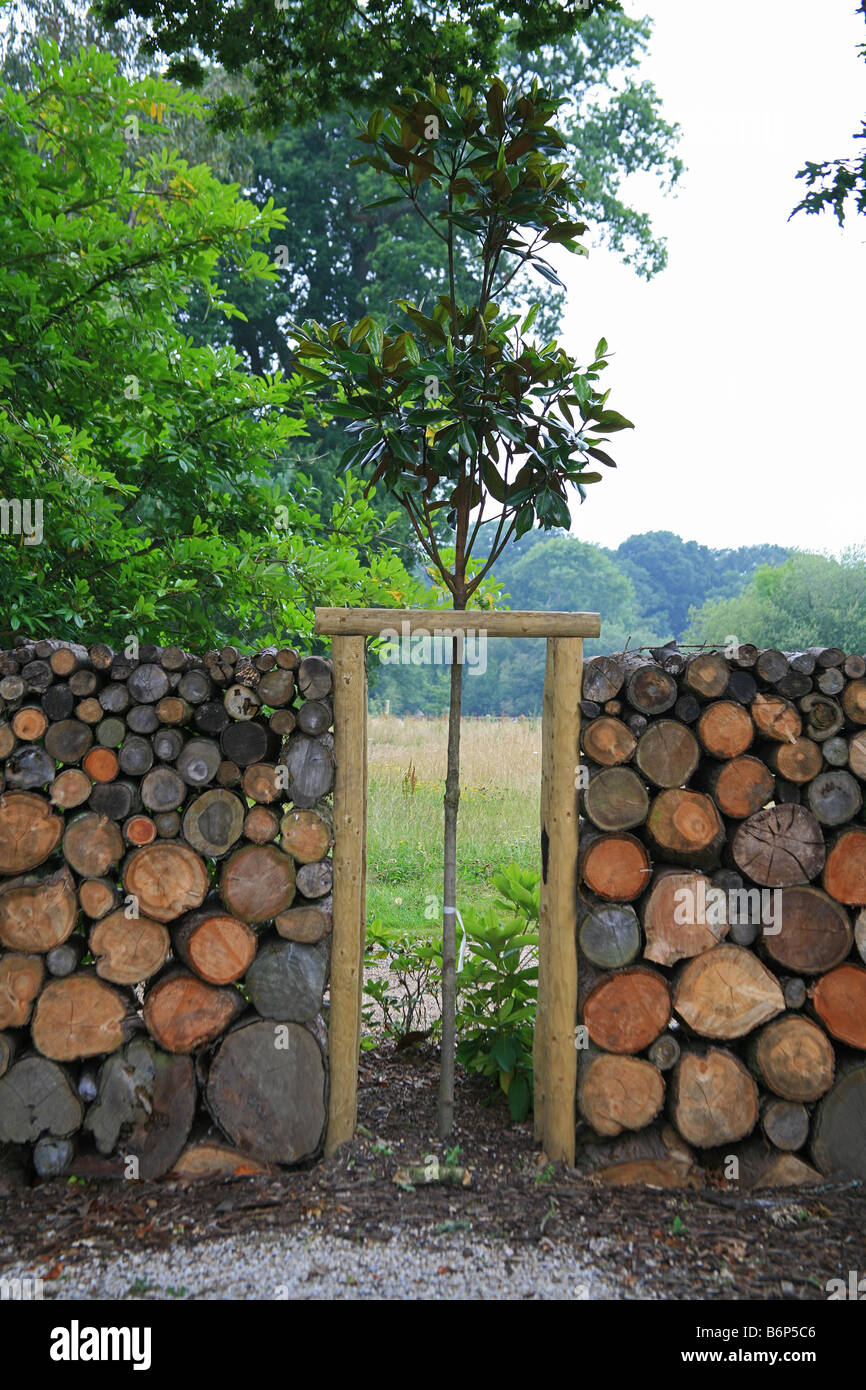 Mauer aus gesägten Baumstämmen in Whitley Ridge Hotel nahe Brockenhurst Hampshire England UK Stockfoto