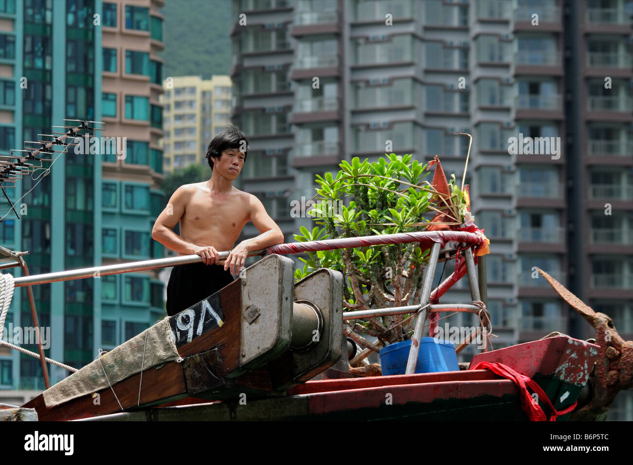 Chinesischer Mann (Boatpeople) Blick aus seinem Boot, Causeway Bay, Hong Kong Insel, China Stockfoto