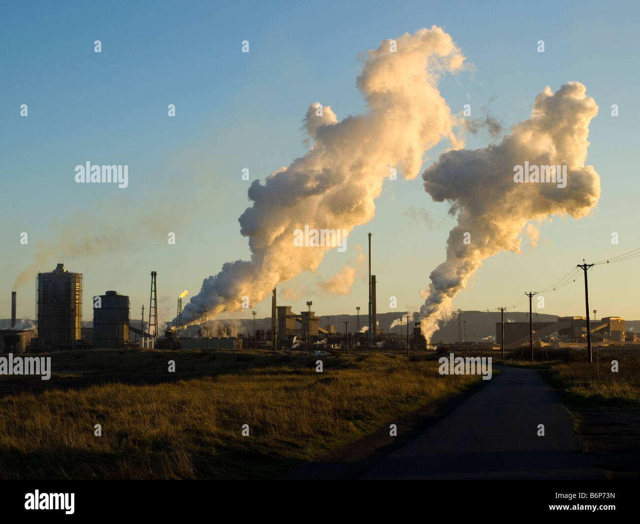 Corus Stahlwerke Redcar Cleveland UK mit zwei Federn des Dampfes im Winter nachmittags Licht Stockfoto