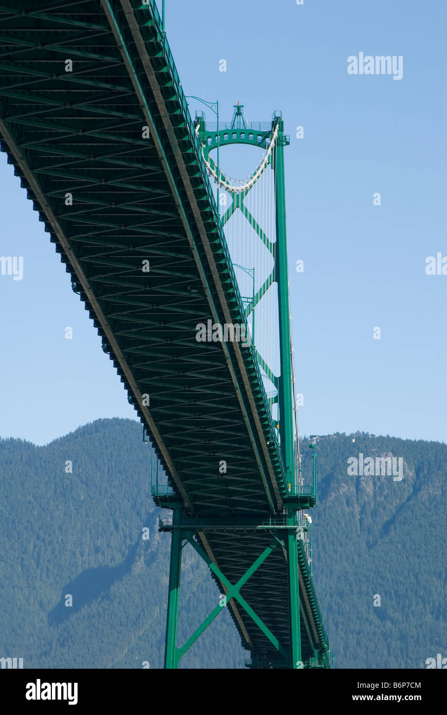 Nach oben auf die Lions Gate Bridge, Vancouver, Britisch-Kolumbien, Kanada Stockfoto