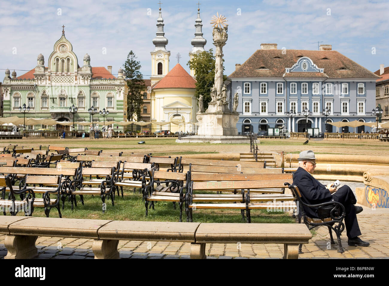 Timisoara Rumänien-Osteuropa EU serbische Kirche Mann Bank Bänke katholische Dom Domplatz Statue Denkmal Menschen Romani Stockfoto