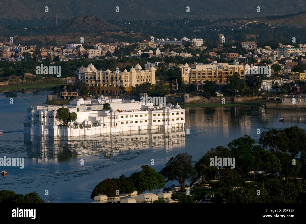 Pichola-See. Stadtschloss. Lake Palace Hotel (Jag Nivas) von Devi Bügel-Hügel. Rajasthan. Udaipur. Indien Stockfoto