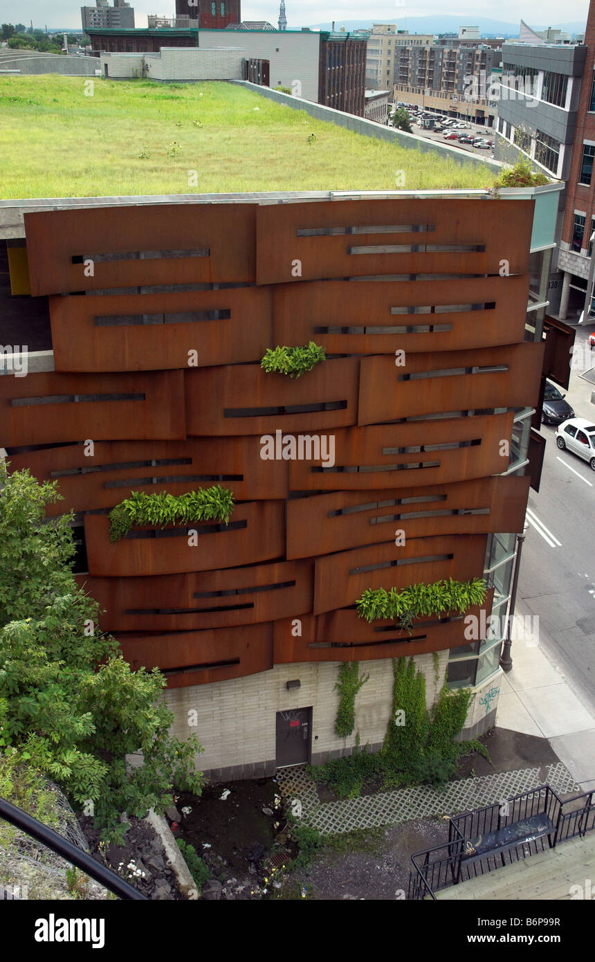 Ein Gebäude in der Stadt Québec mit einem Grasdach Stockfoto