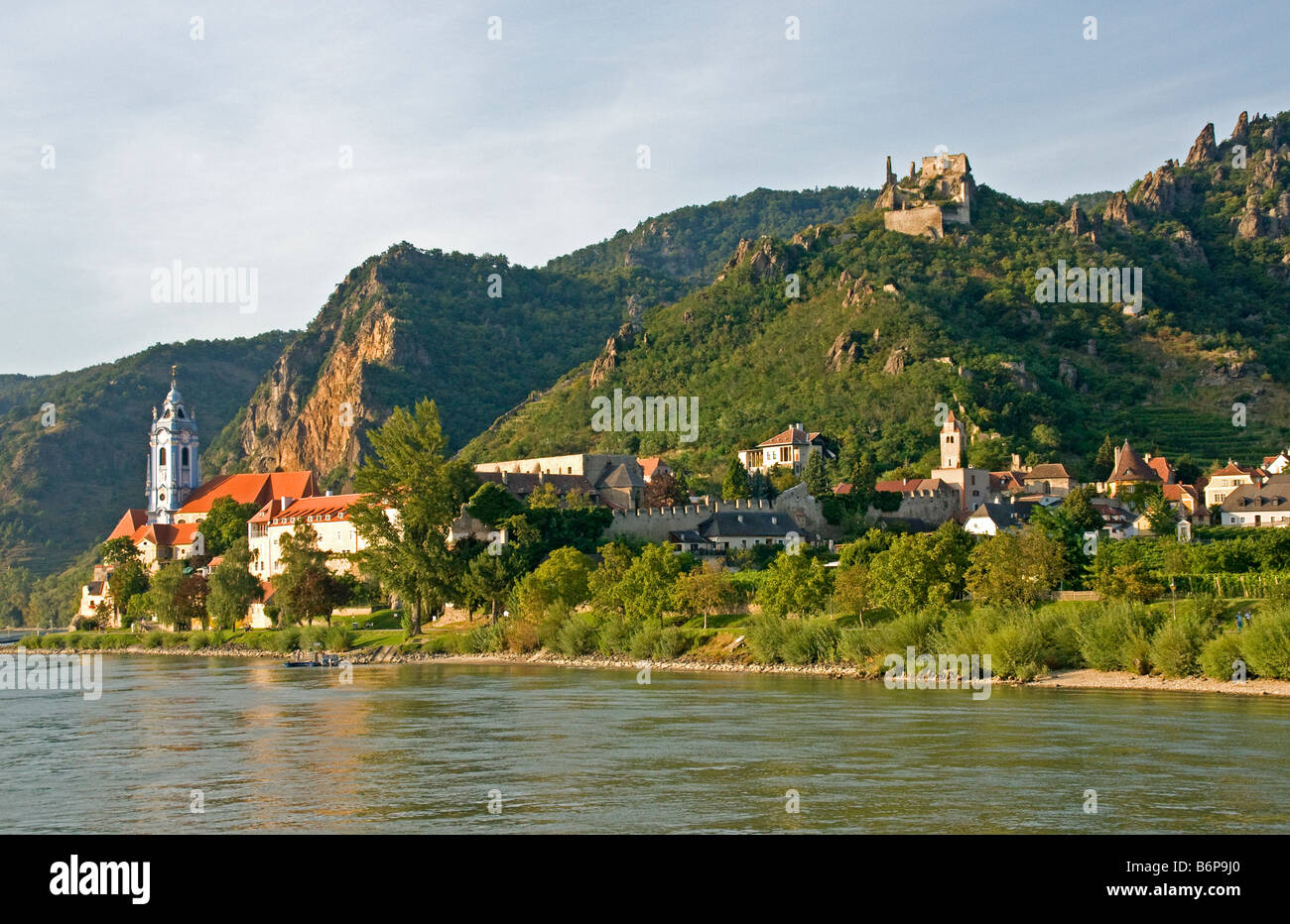 Dürnstein Dorf am Ufer der Donau mit Ruine oberhalb der Kuenringer Burg wo Richard Löwenherz einst als Gefangener gehalten Stockfoto
