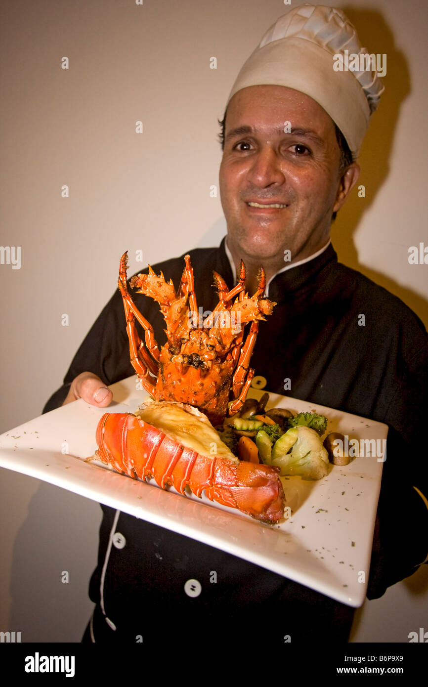 Küchenchef im Flamingo Beach Resort in Costa Rica hält eines Hotel s Unterschrift Hummer Abendessen, komplett mit Hummer-Schale Stockfoto