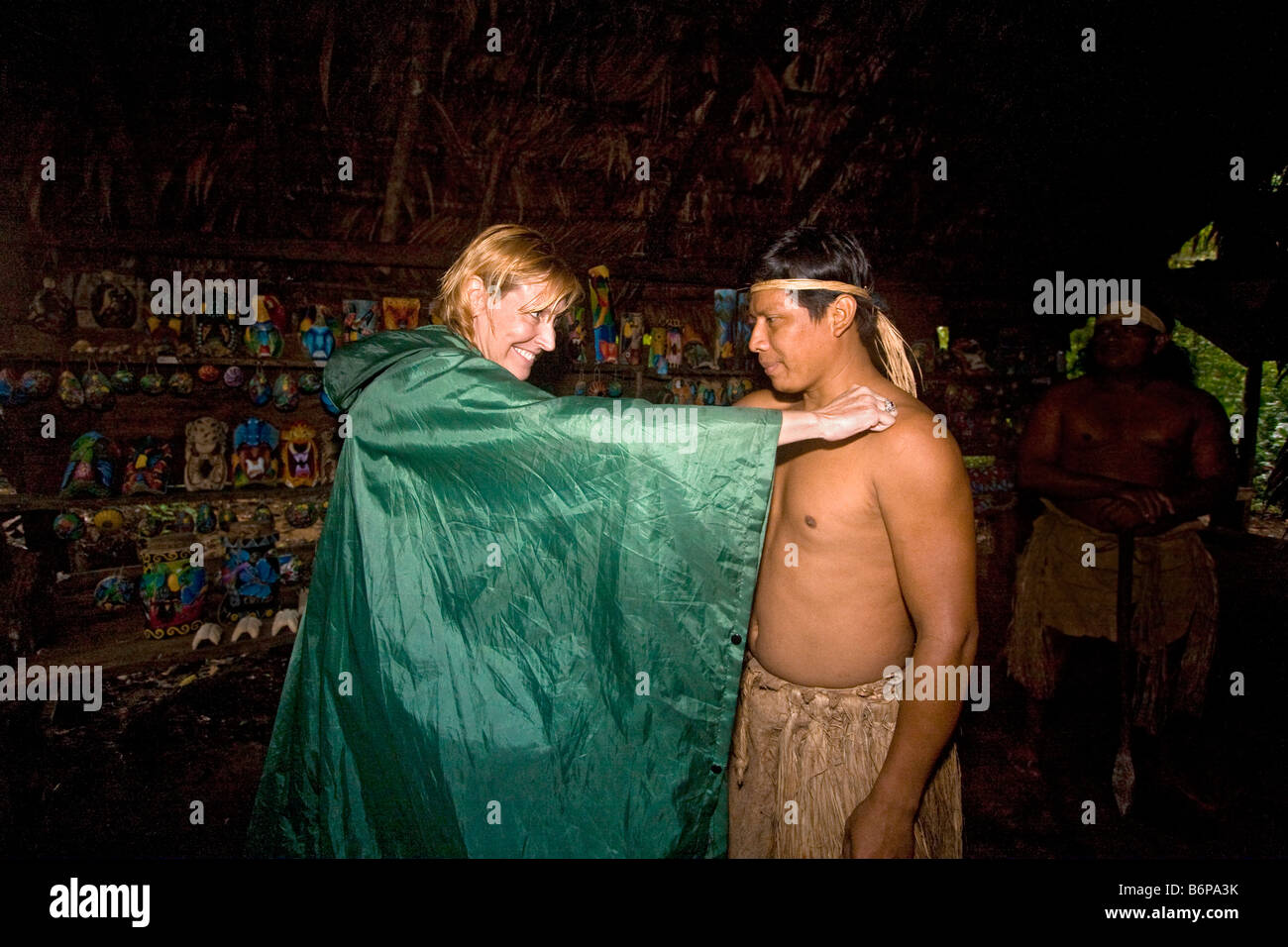 Besucher tauschen traditionelle Begrüßung mit Maleku indische Mitglied des Inka-Stammes in einem Regenwald in der Nähe von Vulkan Arenal in Costa Rica Stockfoto