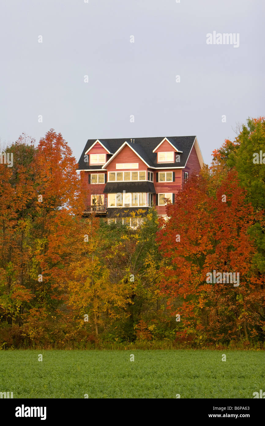 Ein Haus versteckt in rot und Orange Blätter des Herbstes in ländlichen Vermont 6. Oktober 2008 Stockfoto