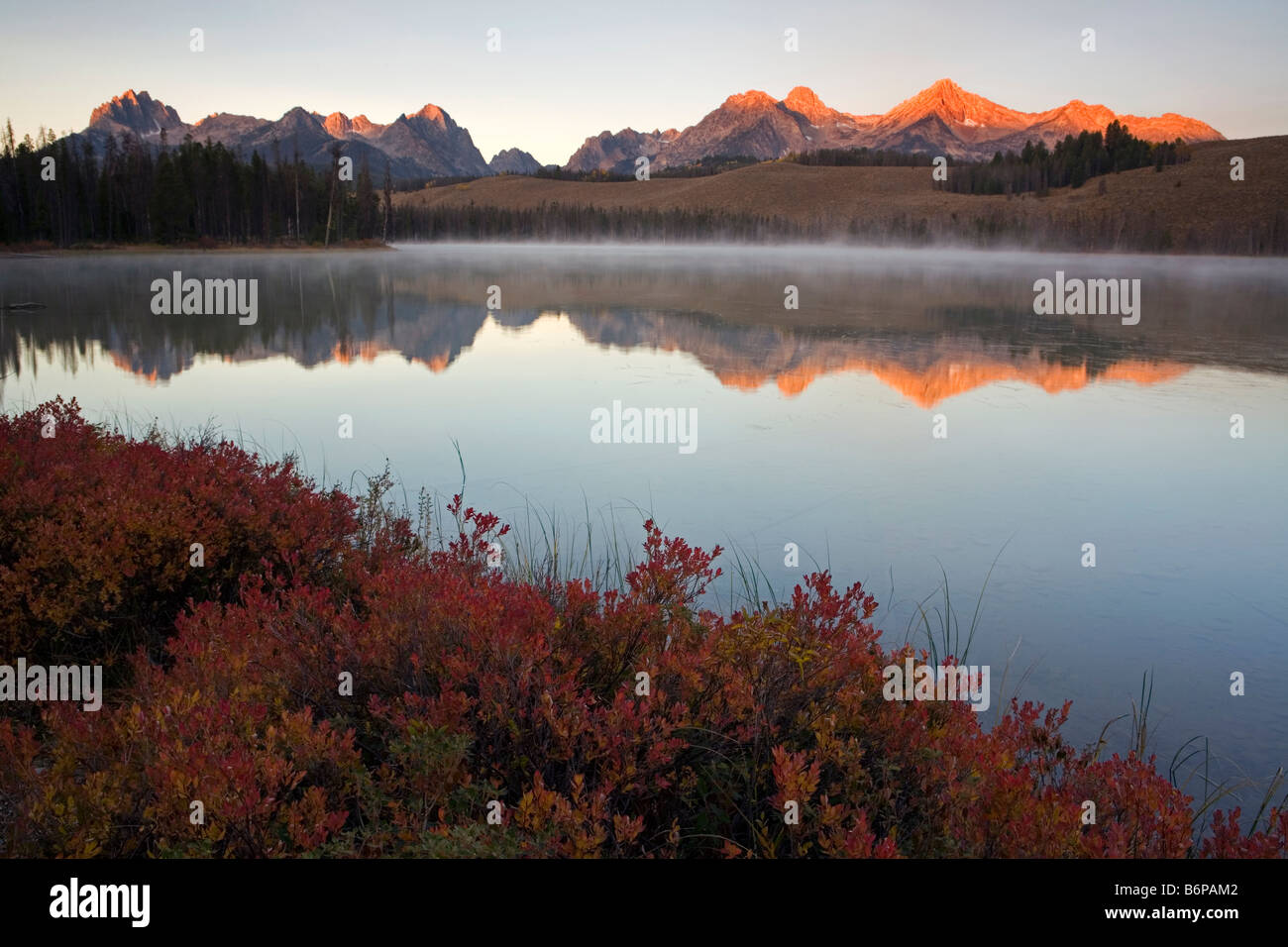 Sawtooth Mountains, in der Nähe von Stanley, Idaho, Herbst, wenig Rotbarsch See, Sonnenaufgang Stockfoto