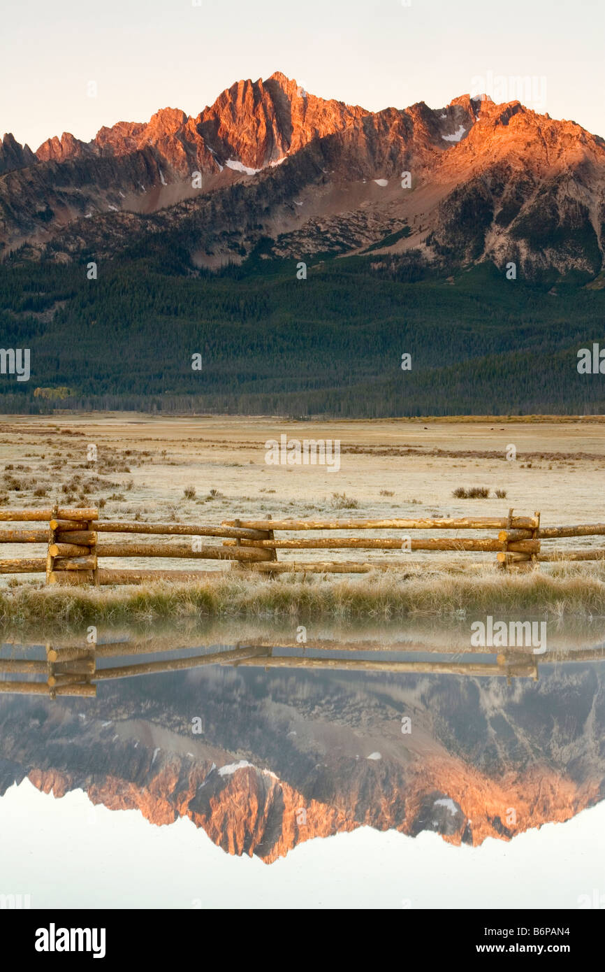 Sawtooth Mountains, in der Nähe von Stanley, Idaho, fallen, Spiegelung Teich, Zaun Stockfoto