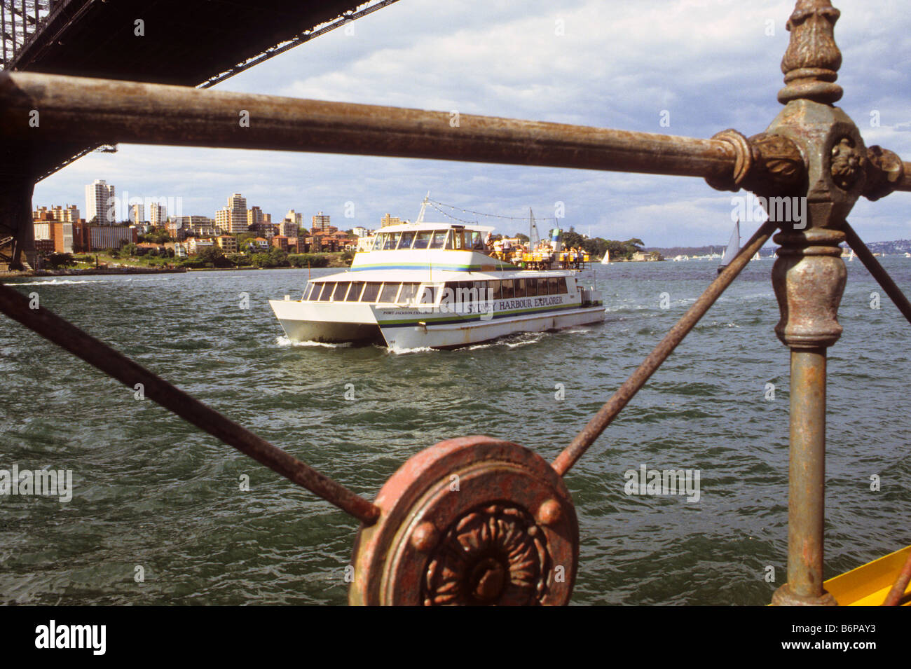 Hafen Tourenboot unterquert Sydney Bridge, Sydney, Australien Stockfoto