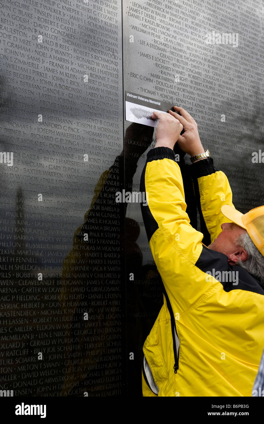 Eine Veteran schreibt ein Soldat namens aus der Vietnam-Veteran Memorial Wall - Washington, DC USA Stockfoto