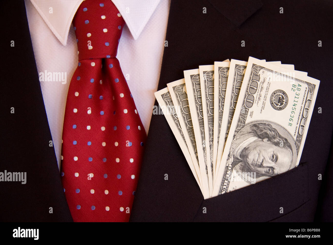 Hundert-Dollar-Scheine in Mannes Anzug Tasche Stockfoto