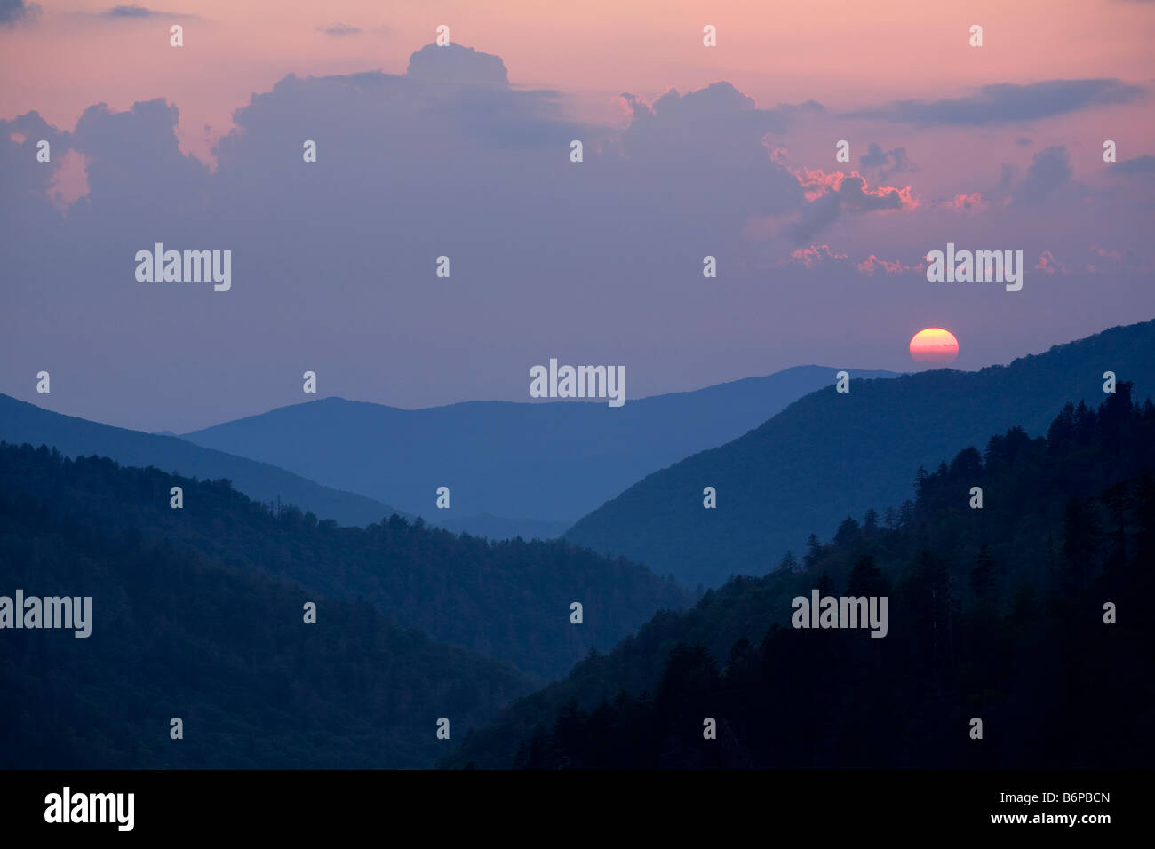 Die Sonne beleuchtet die Blue Ridge Mountains im Great Smoky Mountain National Park bei Sonnenuntergang an der Newfound Gap abziehen. Stockfoto