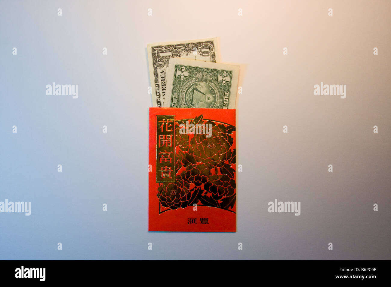Chinese New Year Hong Bao oder Ang Pao oder Lai See.  Glück rote Umschläge auch mit Nummer Geldbeträge auf weißem Hintergrund. Stockfoto