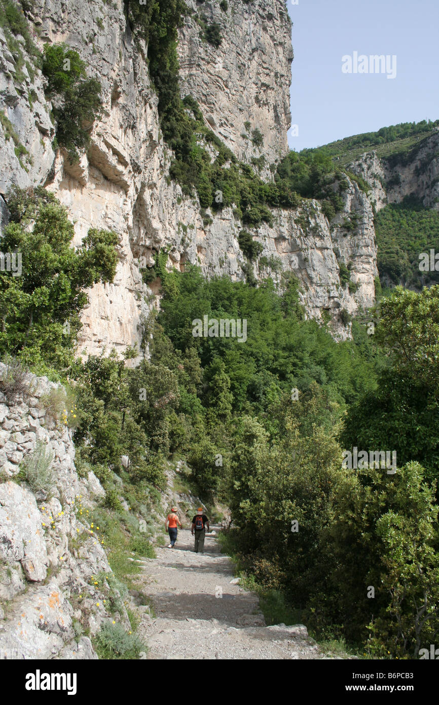 Zwei Wanderer auf dem Sentiero Degli Dei an der Amalfi-Küste-Italien Stockfoto