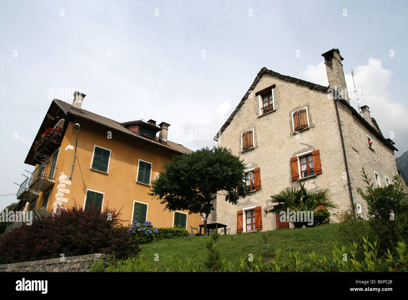 abfallenden überdachten befindet sich in einem traditionellen Dorf in Norditalien Val Vigezzo Piemonte Stockfoto