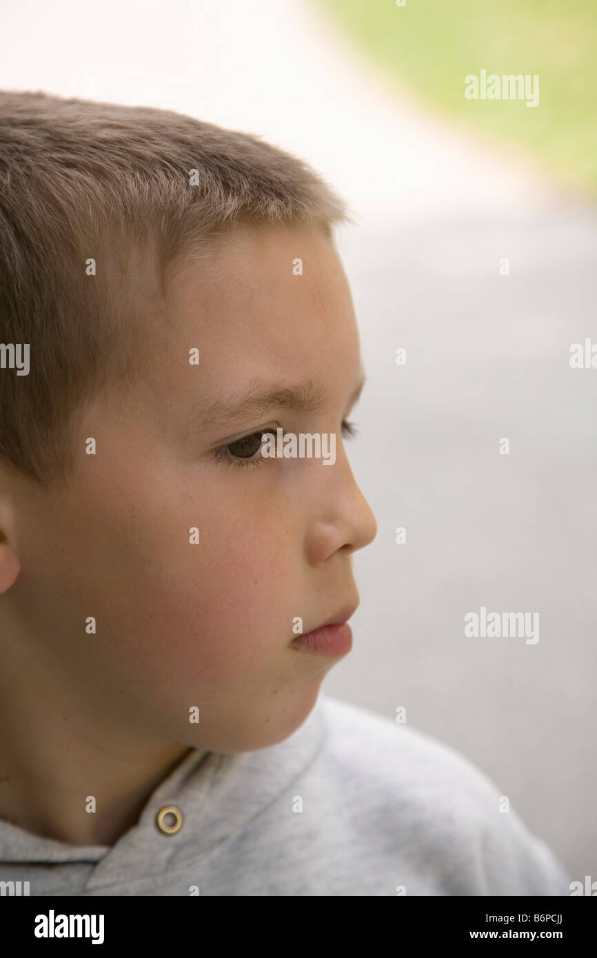 Unser Sohn Riccardo in eine ernste Stimmung; Er scheint tief in Gedanken versunken und wenn man etwas sehr ernst sein / Stockfoto