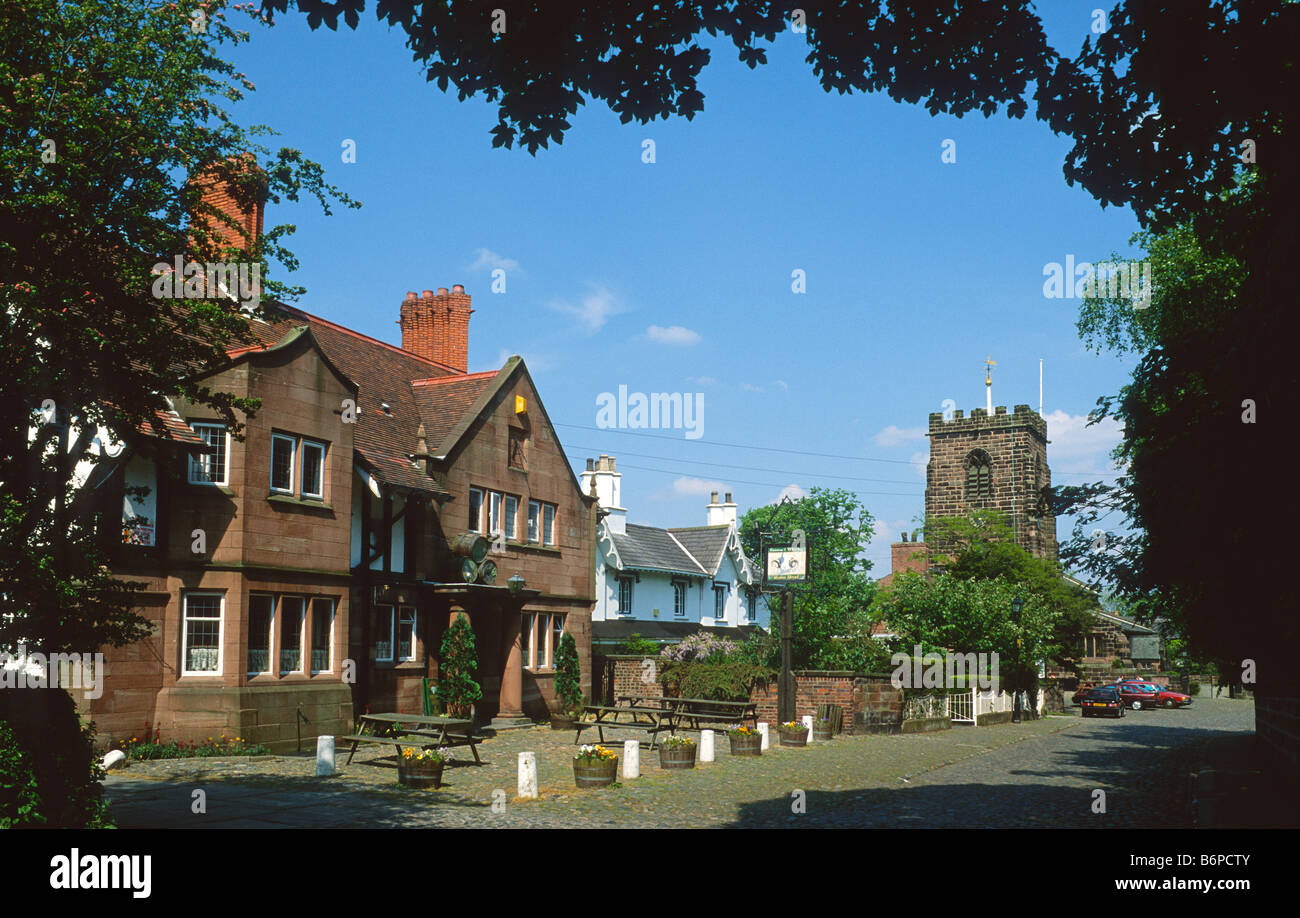 Pub, die Häuser und die Kirche im Dorf Zentrum, Grappenhall, Cheshire Stockfoto
