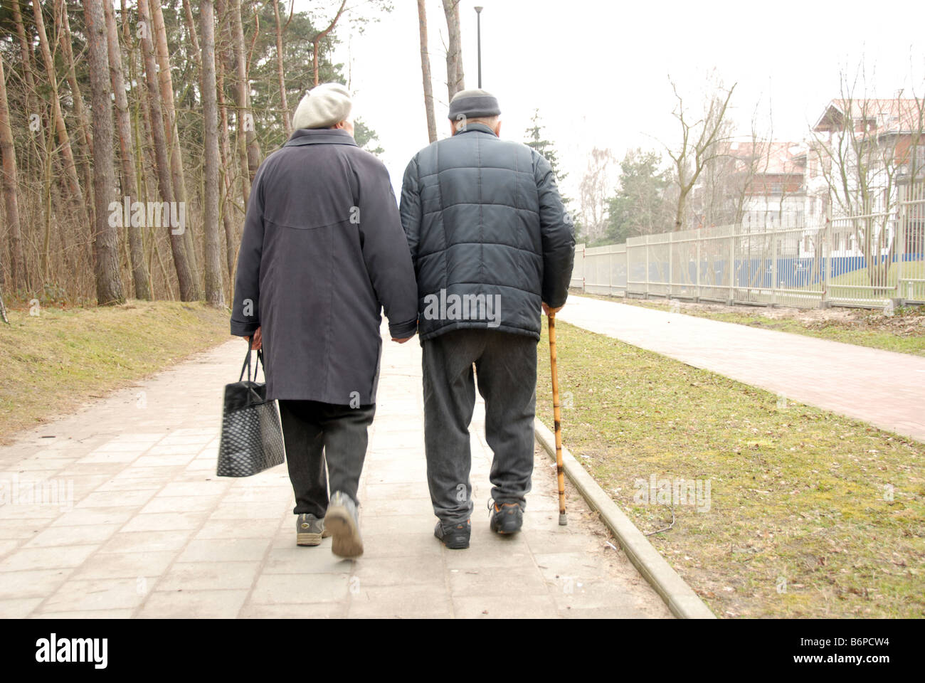 zwei älteres Paar, ein Spaziergang durch den park Stockfoto