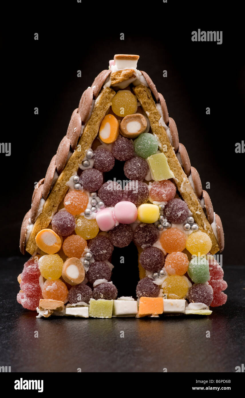 Lebkuchenhaus mit Süßigkeiten Süßigkeiten Süßwaren geflieste Wände, Schaltfläche "Schokolade" Dachziegel. Stockfoto
