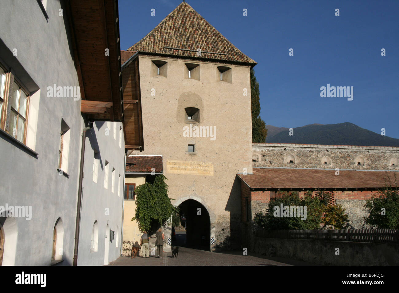 City Gate Fußgänger mit Hund alte Stadtmauer von Glorenza Glorenz in Val Venosta Vinschgau South Tyrol Sud Tirol Südtirol Italien Stockfoto