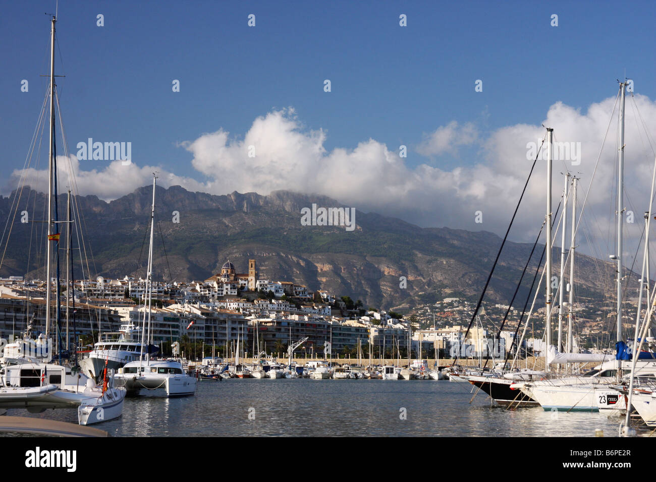 Tagsüber Blick auf den Hafen und die Stadt Altea in der Abenddämmerung, Spanien Stockfoto