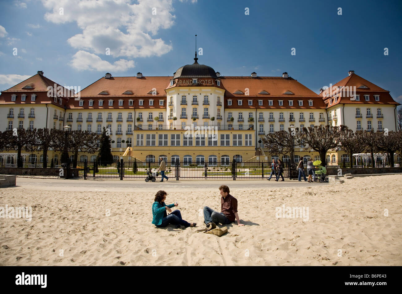 Polen Sopot Trójmiasto Polska Europa EU Grand Hotel Menschen bauen Strandsand paar Architektur Sonne Stockfoto