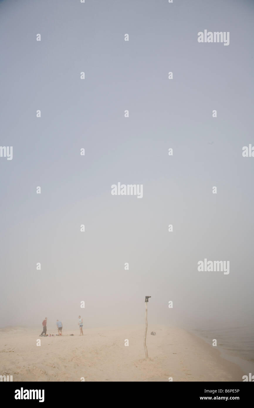 Polen Hel Halbinsel Polska Europa EU Meer Sand Strand Ostsee Wasser Sonne Horizont Männer Jungs spielen Spaß Stockfoto