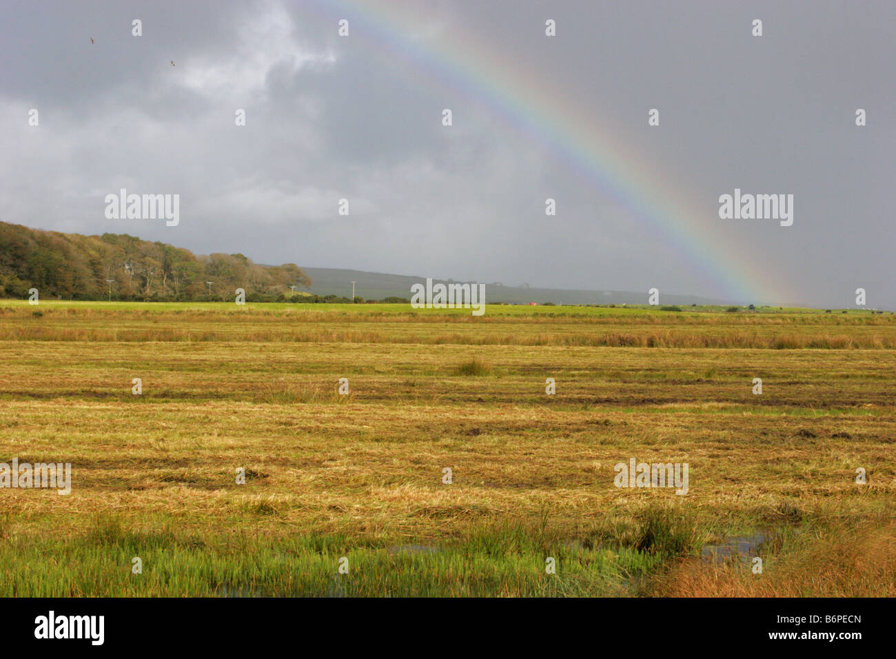 Regenbogen und Regenwolken über Marschland Oktober Loch Gruinart RSPB Reserve genommen. Isle of Islay Argyll Scotland UK Stockfoto