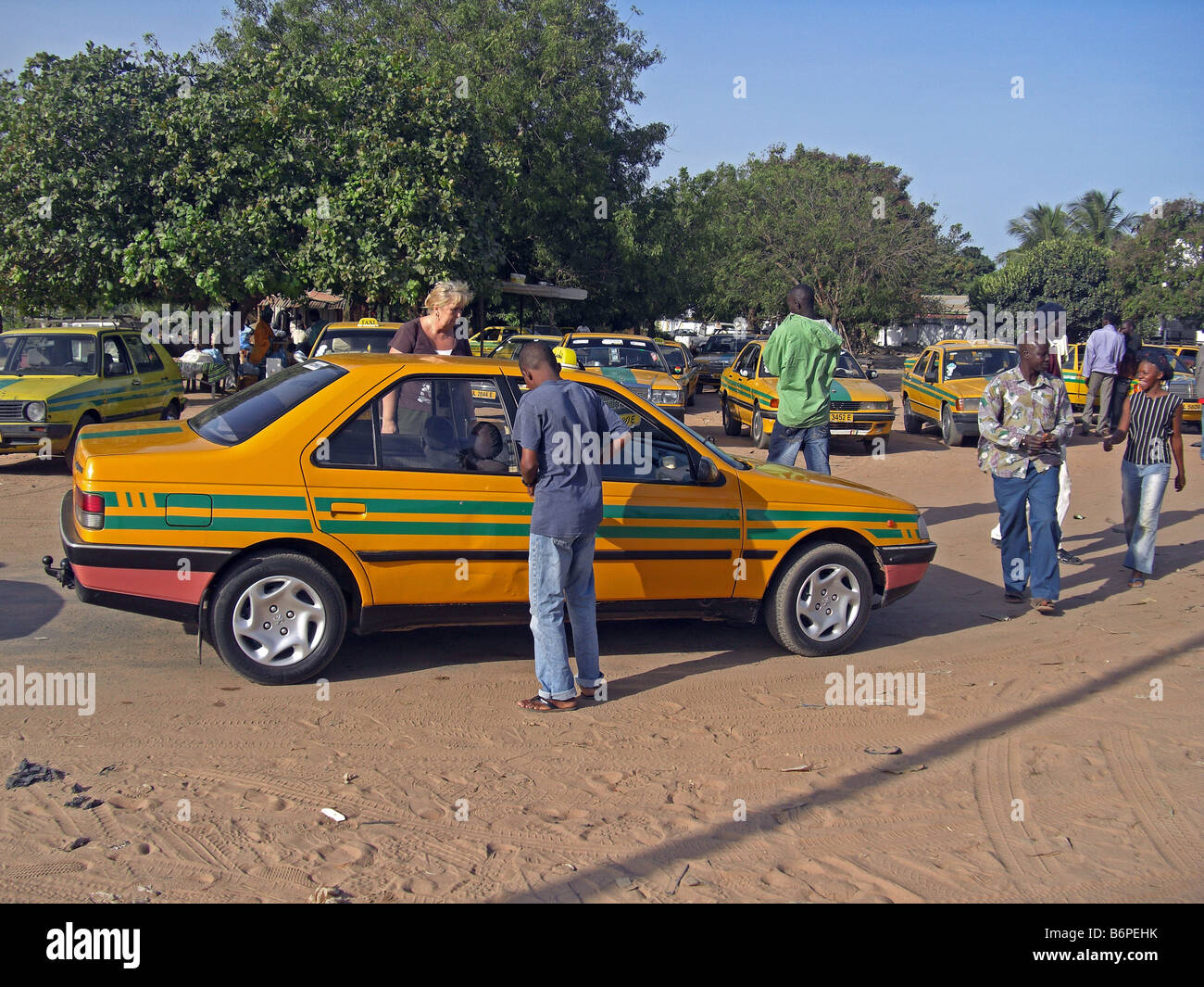 Gelb, lokalen Taxi in Gambia, Westafrika. Stockfoto