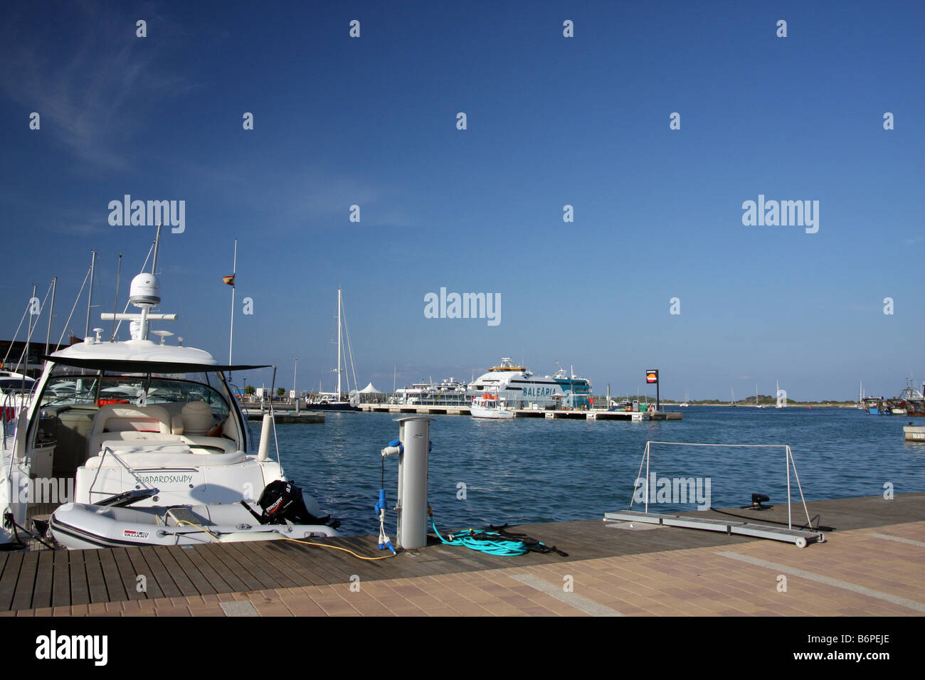 Blick auf die Stege im Hafen von Formentera und Schiffe im Hafen festgemacht Stockfoto