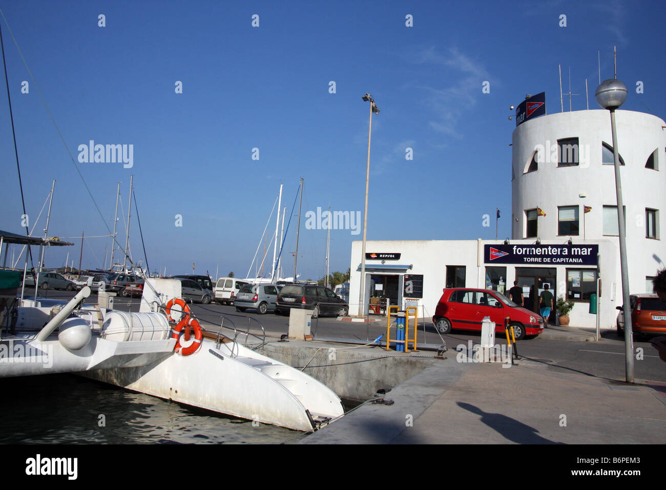 Blick auf den Yachthafen 'Formentera Mar', in den Hafen von Formentera Stockfoto