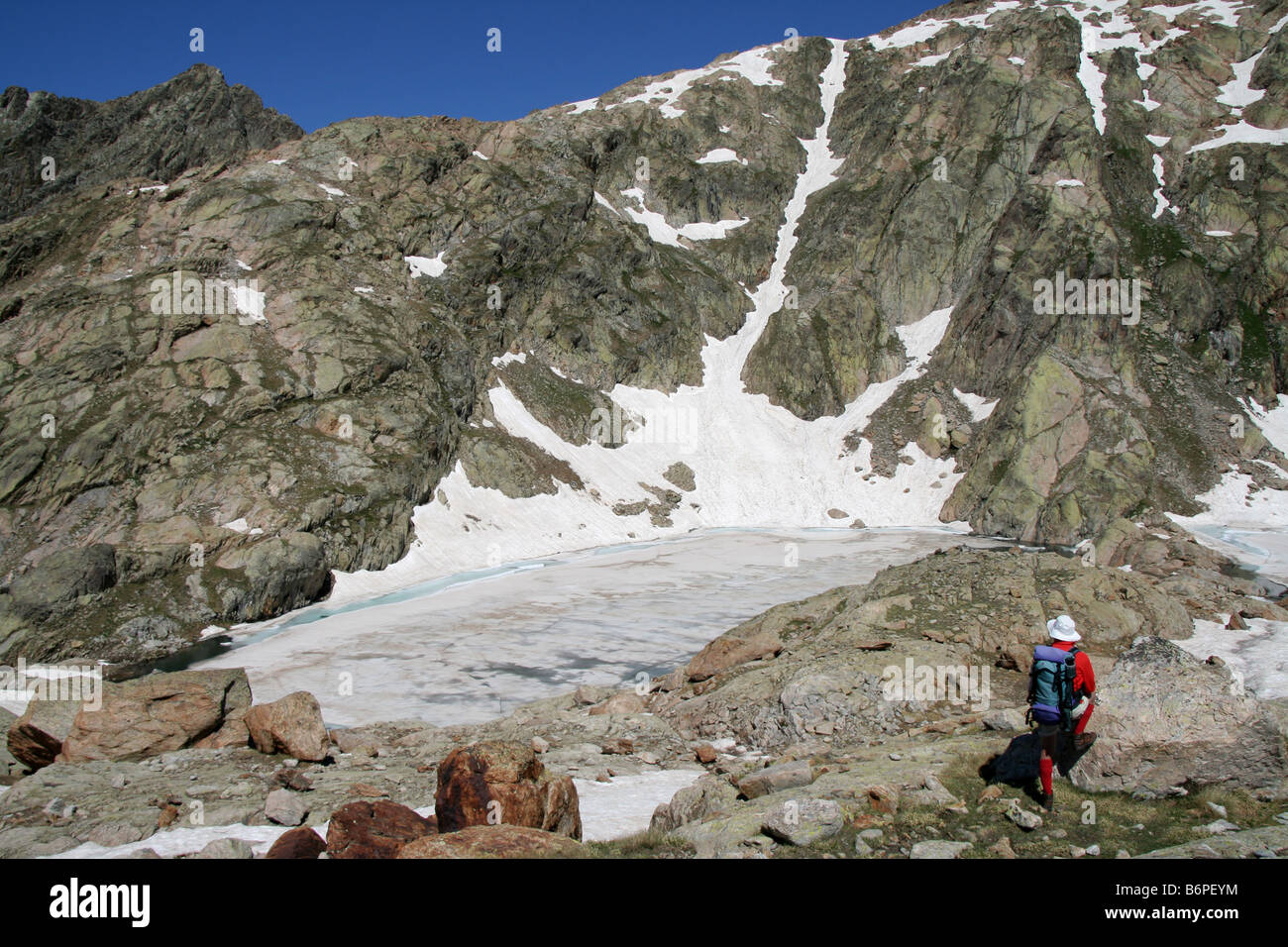 Walker und zugefrorenen See in die Alpes Maritimes Frankreich Stockfoto