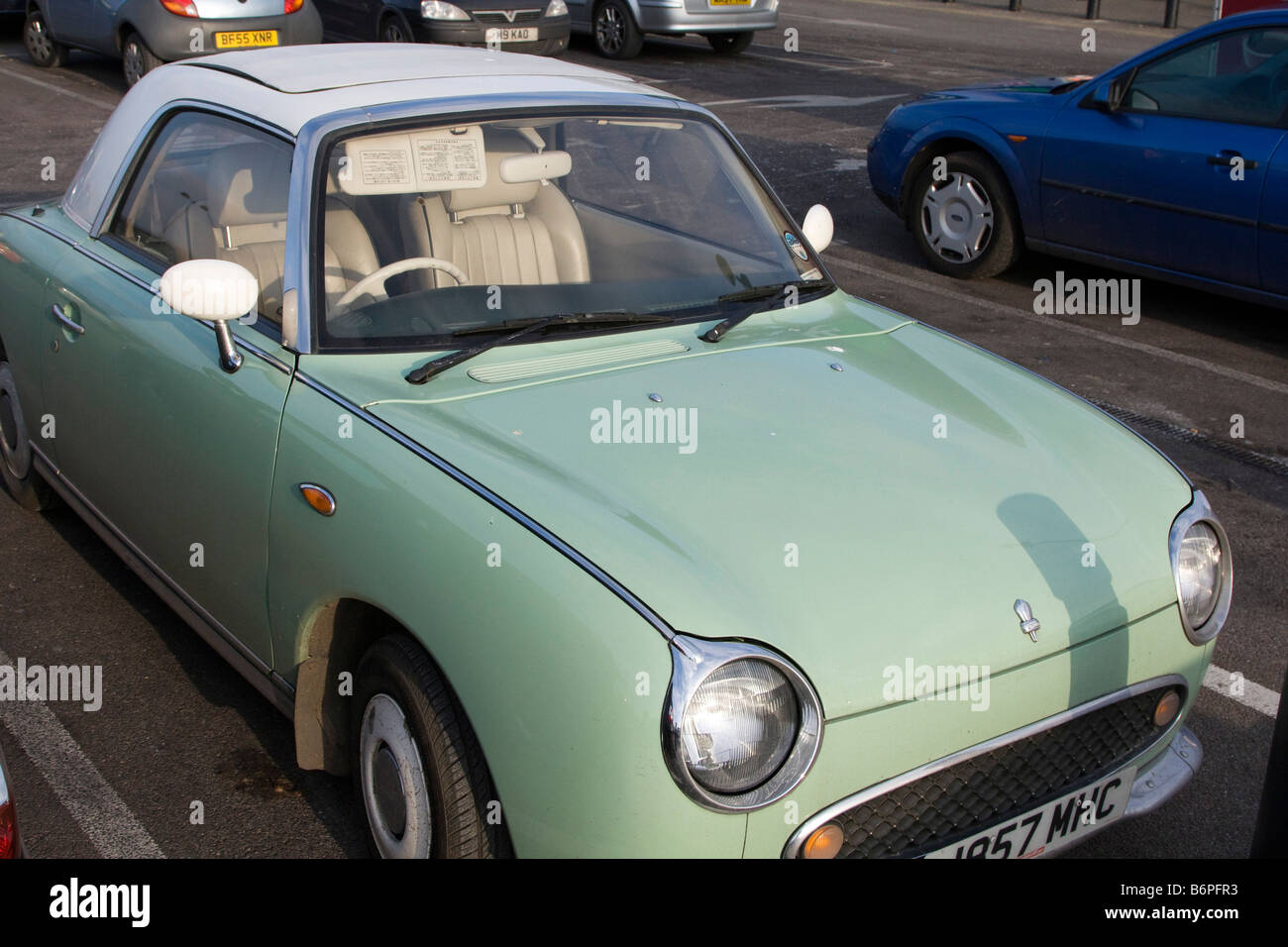 Das und nur Nissan Figaro: die Welten beliebtesten Retro-Auto - eine unverwechselbare, individuelle Coupé; eine wunderschöne Stadt-Auto! Stockfoto