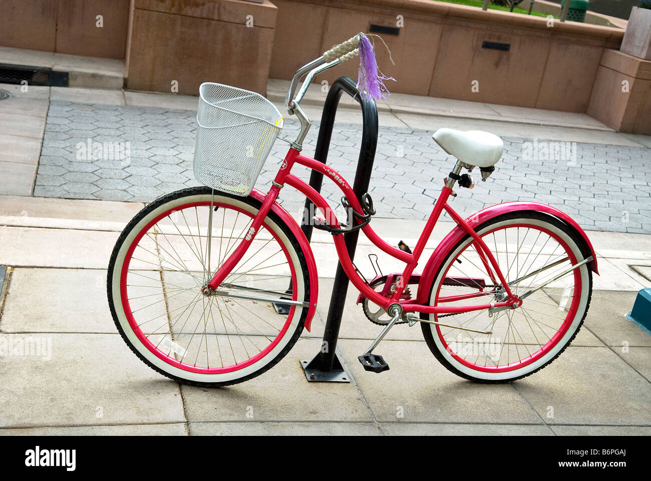 Rosa Fahrrad, 3rd Street, Santa Monica, Los Angeles, Kalifornien. USA. Stockfoto